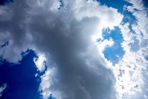 Dramatic and Beautiful Cloud Formation Set Against a Bright Blue Sky That Foto stock