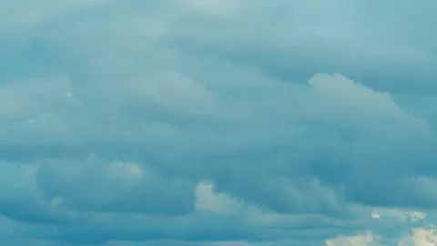 Dramatic and Beautiful Clouds Overhead Captured in a Vibrant and Bright Blue Sky Foto stock