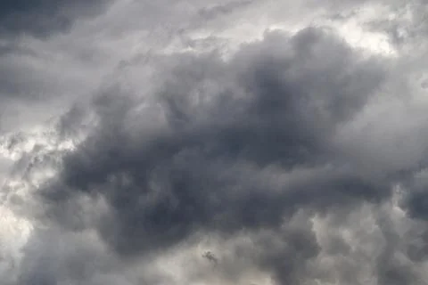 Dramatic and Chaotic Clouds Are Forming Amidst an Ominous Stormy Sky Looming Ove Stockfoto's