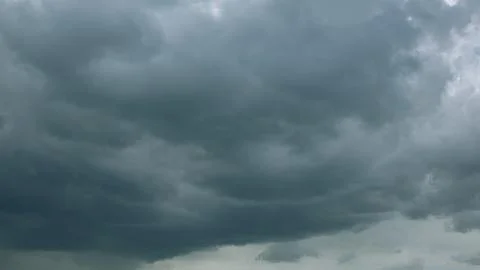 Dramatic and Chaotic Dark Clouds Loom Overhead, Creating a Gloomy and Turbulent Stockfoto's
