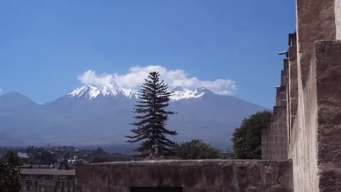 The dramatic and spectacular volcanic surroundings of Arequipa, Peru Видео 339598425