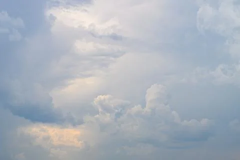Dramatic and Striking Cloud Formation Under Beautiful and Soft Natural Light Con Foto stock