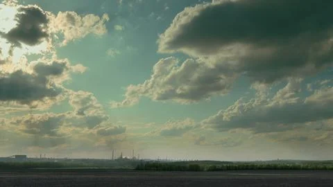 A Dramatic and Striking Sky Over an Expansive Industrial Landscape Captivates th 스톡 사진