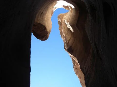 Dramatic angle shot of blue sky seen through a slot canyon Foto stock