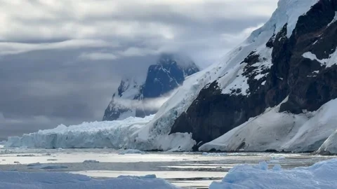 Dramatic Antarctic Coastline with Brash Ice, Glaciers and Rocky Peaks 動画素材 337125657