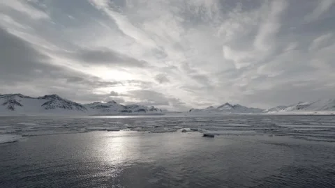 Dramatic Arctic Sea Ice Landscape in Svalbard 스톡 동영상 339277827
