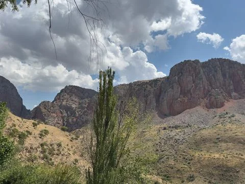 Dramatic Armenian canyon cliffs beneath cloudy sky near Noravank monastery .. Stock-Fotos