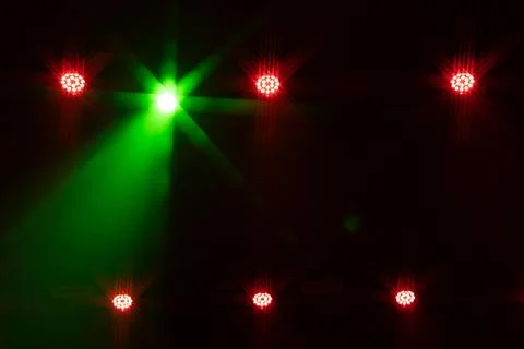 A dramatic array of yellow and purple stage lights creates vivid starburst. Foto stock