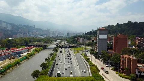 Dramatic ascending 4k aerial shot of roads intersection and big traffic in Vidéo 105633062
