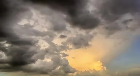 Dramatic atmosphere panorama summer view of beautiful tropical twilight sky. Foto stock