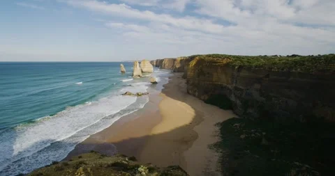 Dramatic Australian Coastal Erosion with Native Vegetation 스톡 동영상 330324482