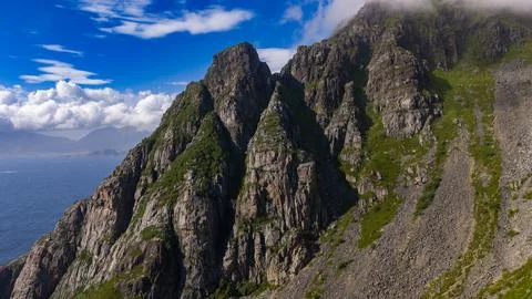 Dramatic Basalt Cliffs and Sea in Lofoten Norway Foto stock