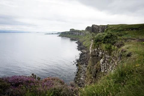 Dramatic basalt cliffs of Kilt Rock falling into the ocean, Scotland Stock Photos