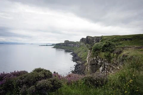Dramatic basalt cliffs of Kilt Rock falling into the ocean, Scotland Foto stock