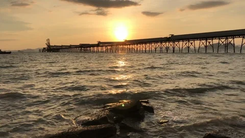 Dramatic beautiful sunset at sea and beach awesome sun golden reflection on wave Vídeos de archivo 89214527