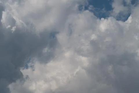 Dramatic billowing cumulus clouds against blue sky Foto stock