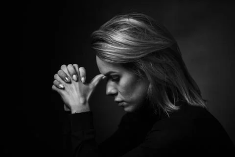 Dramatic black and white portrait of a beautiful woman on a dark background Foto stock