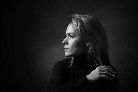 Dramatic black and white portrait of a beautiful woman on a dark background Foto stock