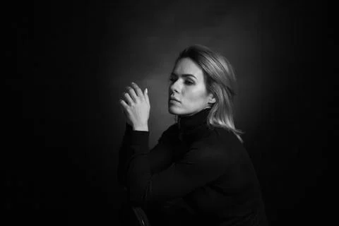 Dramatic black and white portrait of a beautiful woman on a dark background Foto stock