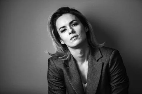 Dramatic black and white portrait of a beautiful woman on a dark background Foto stock