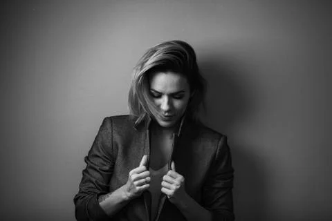 Dramatic black and white portrait of a beautiful woman on a dark background Foto stock