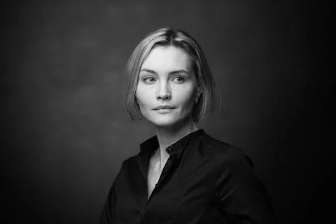 Dramatic black and white portrait of a beautiful woman on a dark background Foto stock