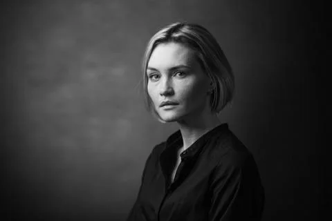 Dramatic black and white portrait of a beautiful woman on a dark background Foto stock