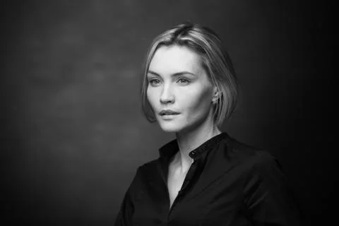 Dramatic black and white portrait of a beautiful woman on a dark background Foto stock