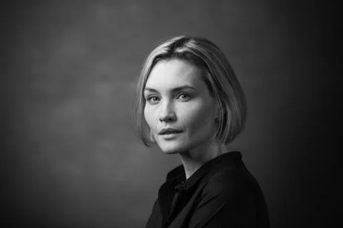 Dramatic black and white portrait of a beautiful woman on a dark background Foto stock