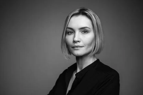 Dramatic black and white portrait of a beautiful woman on a dark background Foto stock