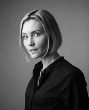 Dramatic black and white portrait of a beautiful woman on a dark background Foto stock