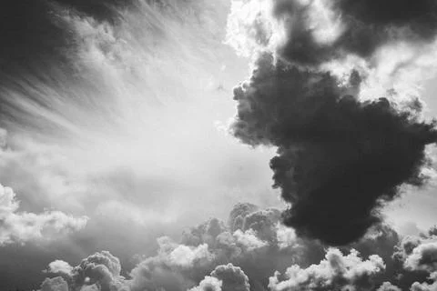 Dramatic Black and White Sky with Textured Clouds, Summer Afternoon Foto stock