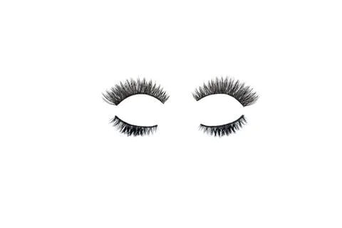 Dramatic black long false eyelashes placed in the shape of a human eye isolat Foto stock