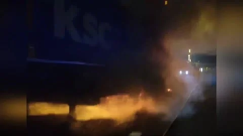 Dramatic Blaze Engulfs Semi-Trailer on A4 Motorway in Verona, Italy Vídeos de archivo 277524506