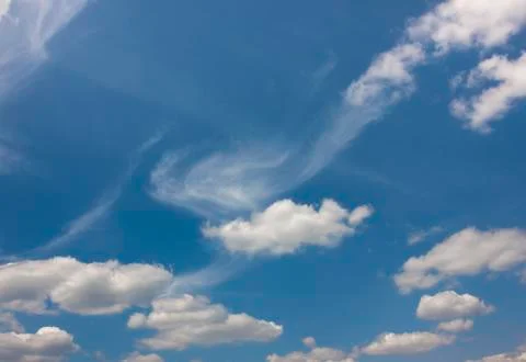 Dramatic blue sky with puffy white clouds in bright clear sunny day Foto stock