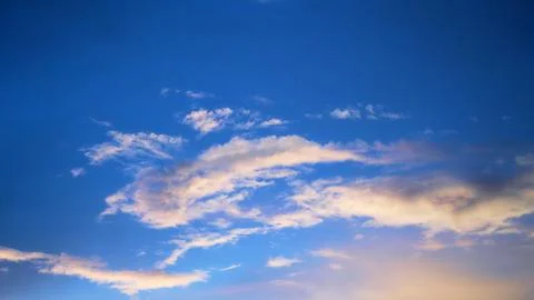 Dramatic Blue Sky with Soft White Clouds at Sunset Foto stock