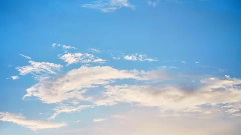 Dramatic Blue Sky with Soft White Clouds at Sunset Foto stock