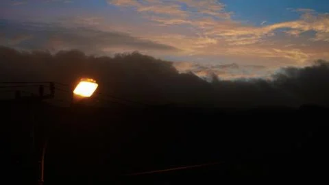 Dramatic Blue Sky with Soft White Clouds at Sunset Foto stock
