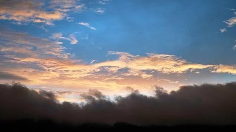 Dramatic Blue Sky with Soft White Clouds at Sunset Foto stock
