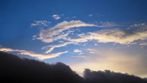 Dramatic Blue Sky with Soft White Clouds at Sunset Foto stock