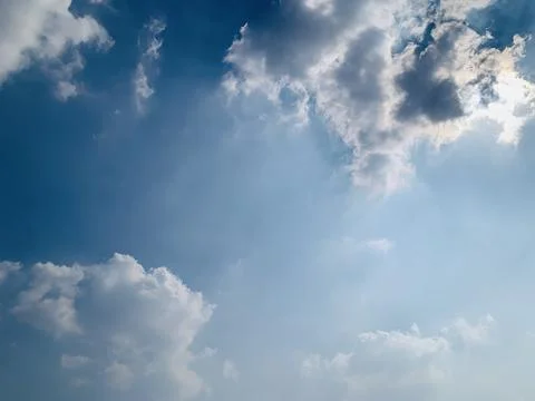 Dramatic Blue Sky with Sunbeams Emerging Through Clouds Stock-Fotos