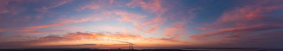 Dramatic bright saturated cloudy sunset or sunrise Стоковые фото