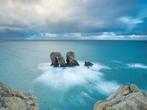 Dramatic Cantabrian Sea Arch - Dramatic long exposure of iconic rock arches.. Stock-Fotos