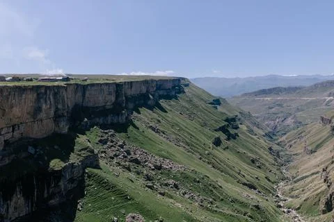 Dramatic canyon cliffs and green valley on the Khunzakh Plateau, Dagestan Foto stock
