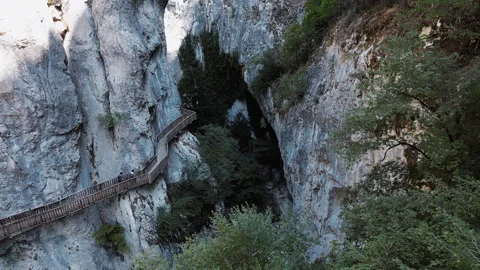 A dramatic canyon view with a wooden walkway clinging to steep rock walls 스톡 동영상 296294366