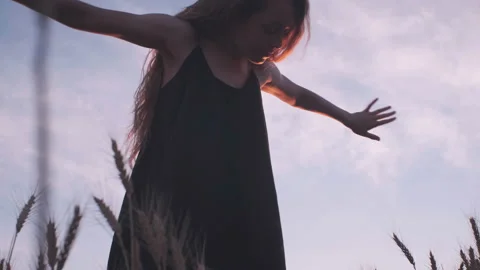 Dramatic choreography dance on the wheat field. view from the bottom 스톡 동영상 200882253