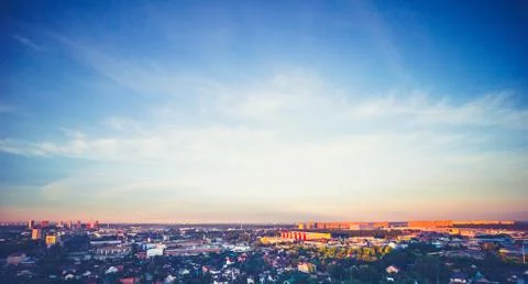 Dramatic city, sky and clouds Foto stock