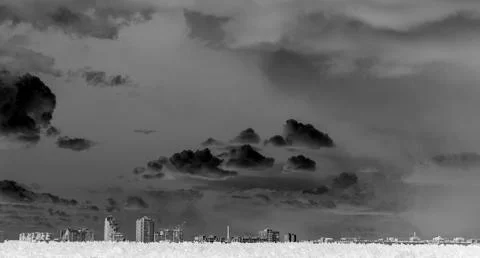 Dramatic city skyline under stormy clouds Foto stock