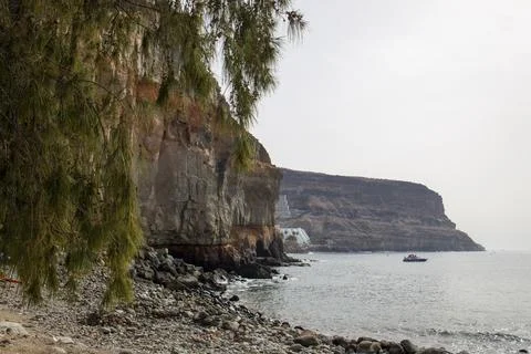 Dramatic cliff face on the coast of Gran Canaria. Layers of rock, ocean views Foto stock