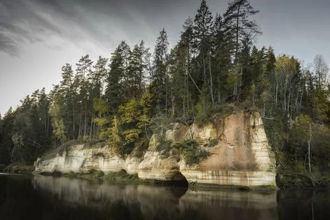 Dramatic cliff face with a dense forest overlooking a river or lake. Gudu cli Foto stock